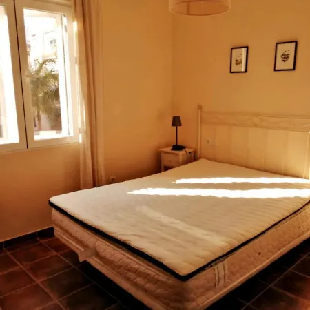 Center Paseo Apartment: Renovated With Double Garage
