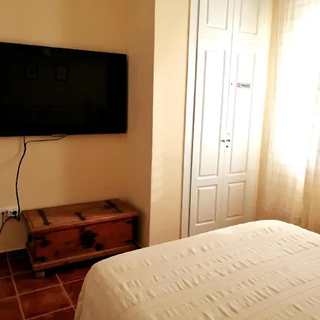 Center Paseo Apartment: Renovated With Double Garage